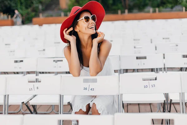 Ελκυστική Χαρούμενη Χαμογελαστή Γυναίκα Ντυμένη Λευκό Φόρεμα Κόκκινο Καπέλο Γυαλιά — Φωτογραφία Αρχείου