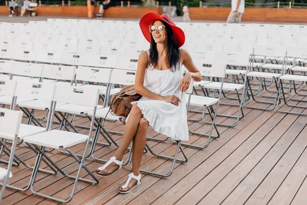 Atraktivní Šťastný Úsměv Žena Oblečená Bílých Šatech Červená Čepice Sluneční — Stock fotografie