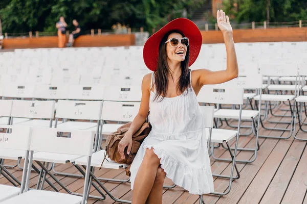 Ελκυστική Γυναίκα Ντυμένη Λευκό Φόρεμα Κόκκινο Καπέλο Γυαλιά Ηλίου Που — Φωτογραφία Αρχείου