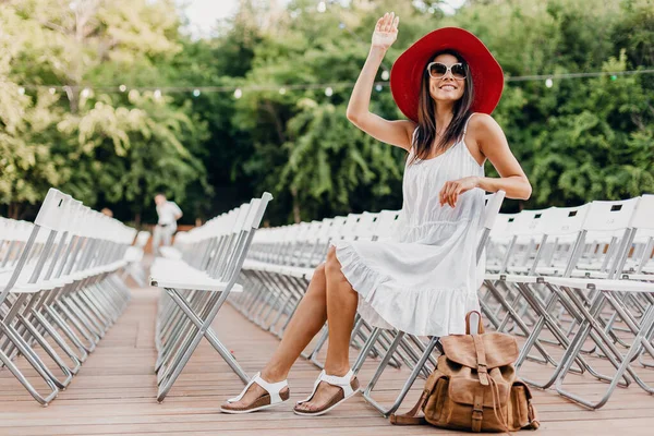 Привлекательная Женщина Одета Белое Платье Красная Шляпа Солнечные Очки Сидя — стоковое фото