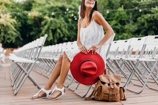Close Λεπτομέρειες Της Γυναίκας Λευκό Φόρεμα Κόκκινο Καπέλο Κάθεται Καλοκαίρι — Φωτογραφία Αρχείου