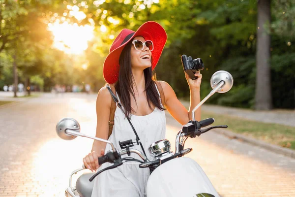 Привлекательная Женщина Езда Мотоцикле Улице Летние Каникулы Стиль Путешествия Улыбаясь — стоковое фото