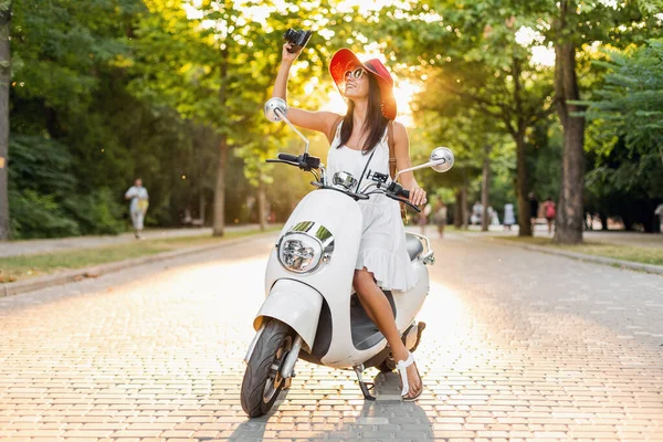 Atrakcyjne Uśmiechnięta Kobieta Jazda Motocyklu Ulicy Stylu Letnim Strój Noszenie — Zdjęcie stockowe