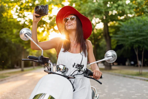 Atraktivní Žena Motorce Ulici Letní Dovolená Styl Cestování Usmívání Šťastný — Stock fotografie