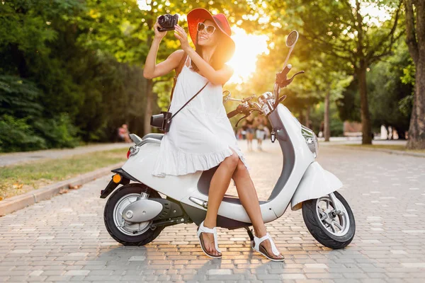 Привлекательная Улыбающаяся Женщина Катающаяся Мотоцикле Улице Летнем Наряде Белом Платье — стоковое фото