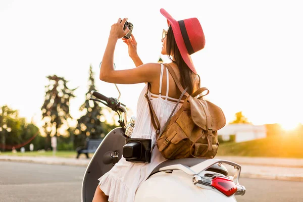 Atraktivní Žena Motorce Ulici Letní Dovolená Styl Cestování Usmívání Baví — Stock fotografie