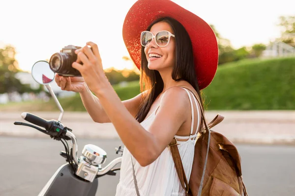 Приваблива Усміхнена Жінка Їде Мотоциклі Вулиці Літньому Стилі Одягається Білу — стокове фото