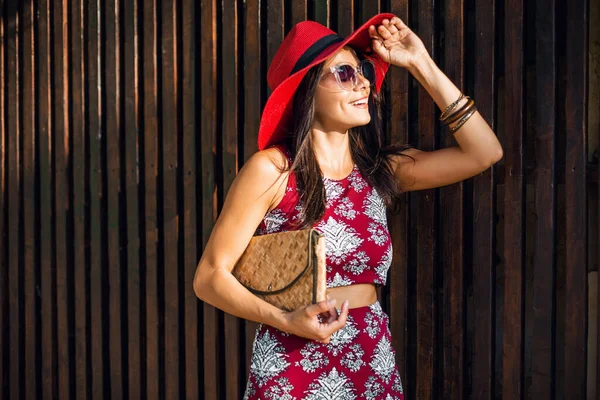 Mulher Bonita Elegante Posando Fundo Madeira Roupa Impressa Tendência Moda — Fotografia de Stock