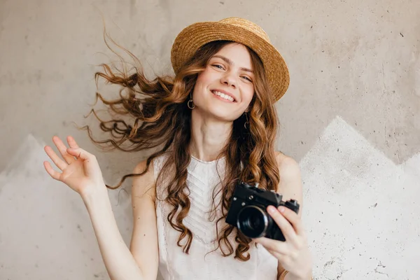 Jovem Bonita Sorrindo Mulher Elegante Vestindo Jeans Jeans Jeans Azul — Fotografia de Stock