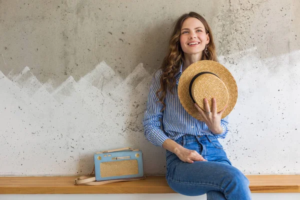 Jovem Atraente Mulher Elegante Sentado Fundo Parede Chapéu Palha Vestindo — Fotografia de Stock