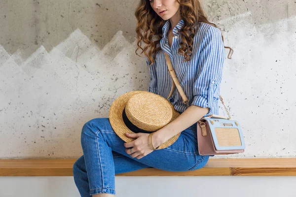 Junge Attraktive Stilvolle Frau Sitzt Der Wand Hintergrund Hält Strohhut — Stockfoto