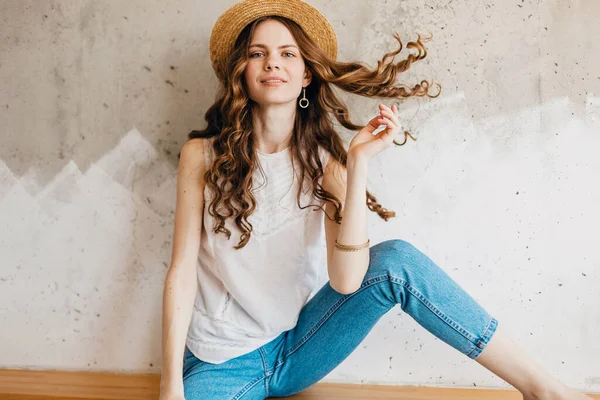 Jovem Bonita Sorrindo Mulher Feliz Vestindo Jeans Jeans Jeans Azul — Fotografia de Stock