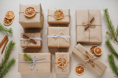 paket aksesuarları bir ahşap masa zemin üzerine koydu bahçesidir. Yeni yıl hazırlık