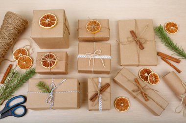 paket aksesuarları bir ahşap masa zemin üzerine koydu bahçesidir. Yeni yıl hazırlık