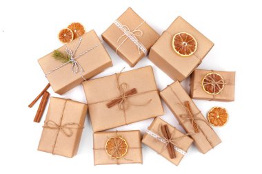 Noel süslemeleri ve hediye kutuları beyaz arka plan üzerinde arka plan