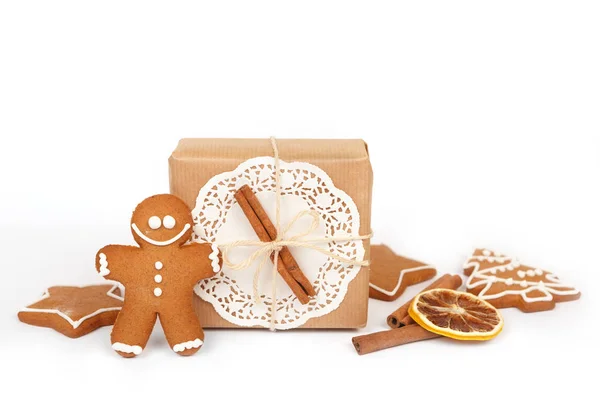 Biscoitos caseiros de gengibre com decoração de gelo e caixas de presente — Fotografia de Stock
