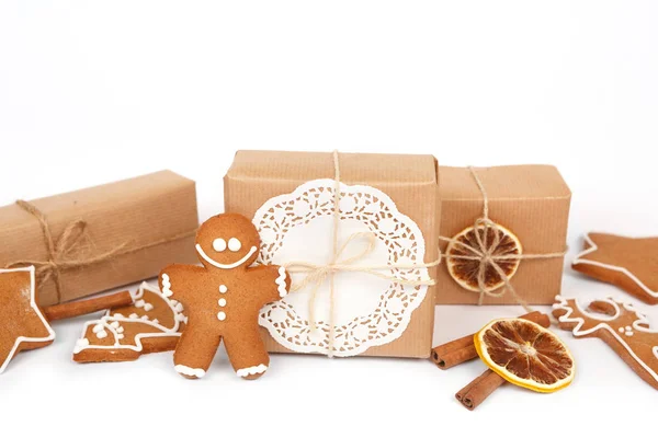 Hausgemachte Lebkuchen mit Zuckerguss-Dekoration und Geschenkschachteln — Stockfoto