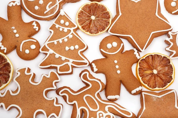 Різдвяне імбирне та медове печиво на ізольованому білому тлі — стокове фото