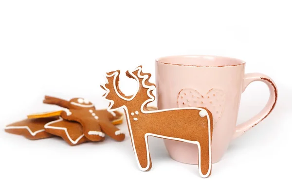 Biscoitos de gengibre caseiros de Natal, chocolate quente na mesa — Fotografia de Stock