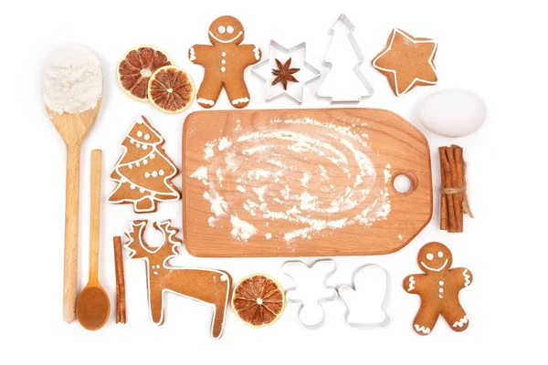 Fondo creativo para hornear durante el invierno. Utensilios de cocina e ingredientes para Navidad galletas de jengibre caseras sobre fondo blanco — Foto de Stock