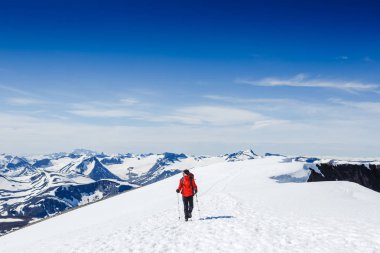 Aşırı spor. Yalnız kış dağlar uzun yürüyüşe çıkan kimse