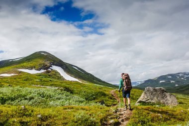 Aktif erkek uzun yürüyüşe çıkan kimse yürüyüş içinde