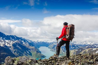 Dağlarda yürüyüş genç adam. Besseggen Ridge. Yotunheimen Milli Parkı. Norveç
