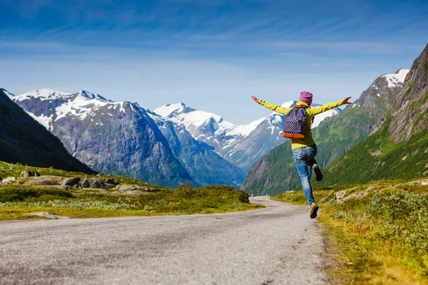 Unga hipster kvinnliga resenären njuta av resan. Äventyr är på väg... — Stockfoto