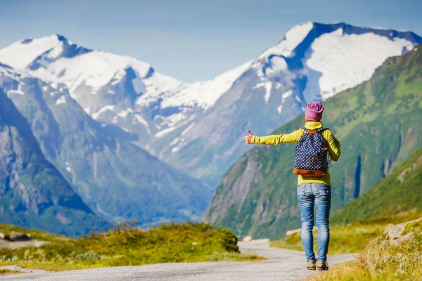 Hitchhiking concepto de turismo. Viaje mujer autoestopista caminando por la carretera durante el viaje de vacaciones — Foto de Stock