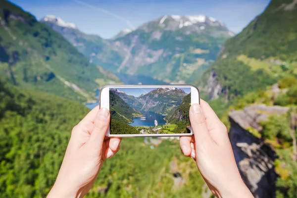 Geiranger fiyort, Norveç ünlü fotoğraf çekme telefon ile el yerleştirir — Stok fotoğraf