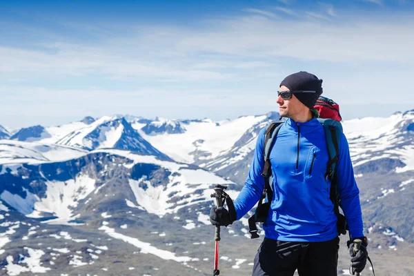 Πεζοπόρος με σακίδιο στέκεται στην κορυφή ενός βουνού και απολαμβάνοντας θέα tne — Φωτογραφία Αρχείου