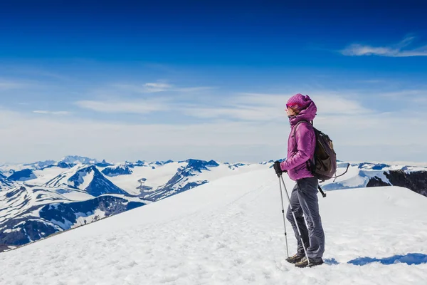 Wanderin mit Rucksack in den Bergen — Stockfoto