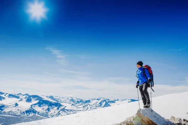 Пішохід з рюкзаком, що стоїть на вершині гори і насолоджується видом на дюйм — стокове фото