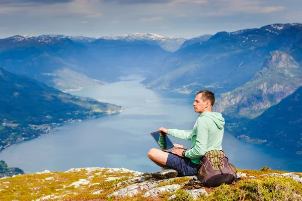 Hombre trabajando al aire libre con el ordenador portátil — Foto de Stock