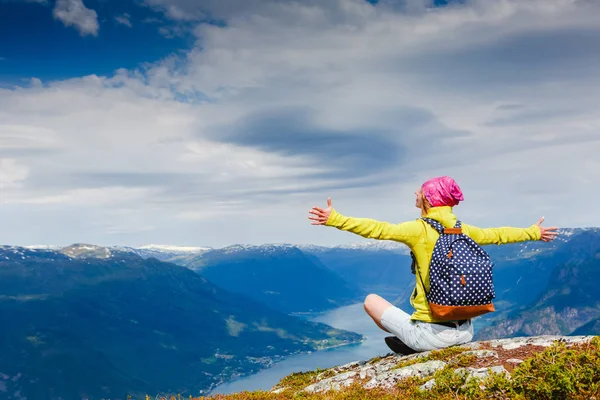 Happy traveler enjoy the view — Stock Photo, Image