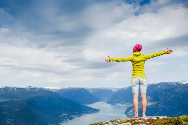 Viajante feliz desfrutar da vista — Fotografia de Stock