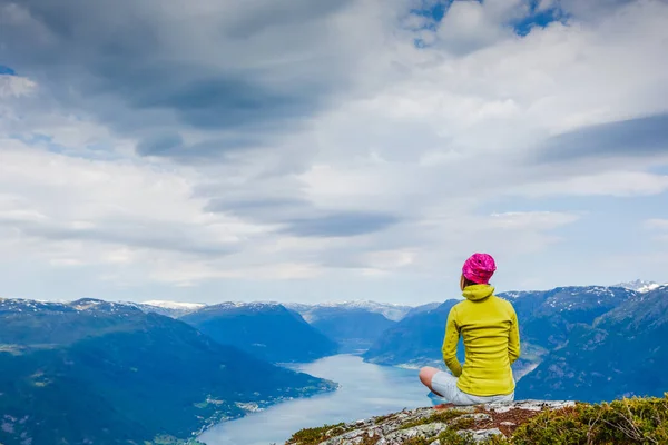 Viajante feminino descansa no topo da montanha na Noruega — Fotografia de Stock