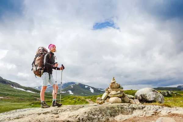 Mulher viajante com mochila caminhadas em montanhas — Fotografia de Stock