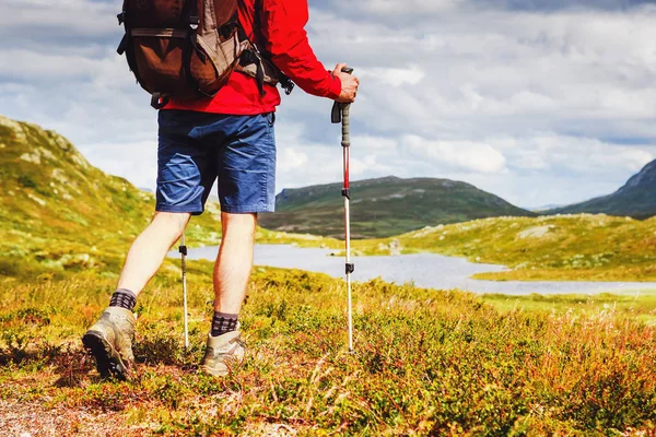 Senderista con mochila caminando en las montañas de Noruega. Fitness y estilo de vida saludable al aire libre —  Fotos de Stock