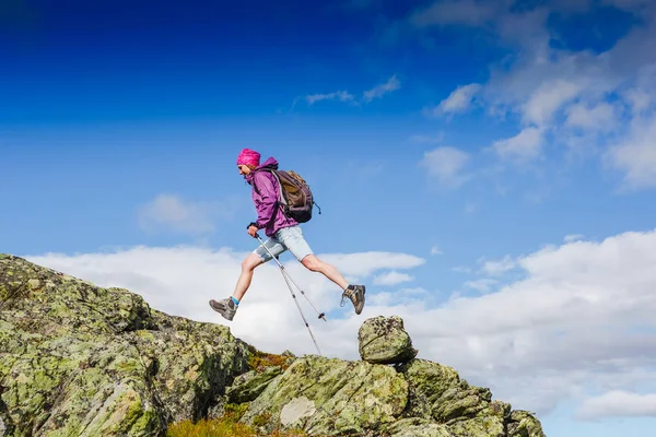 Caminhante feminina ativa em montanhas rochosas — Fotografia de Stock