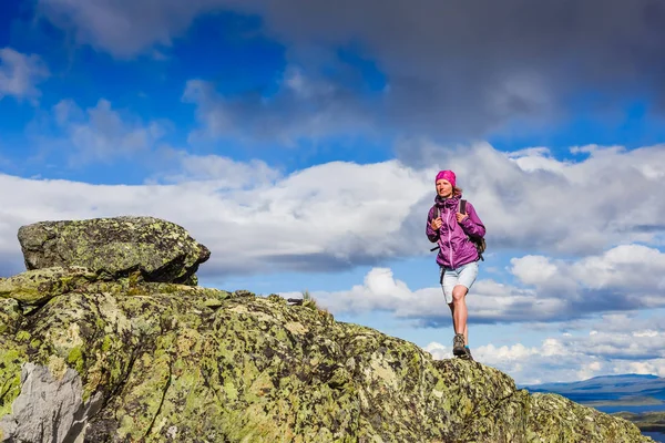 Randonneuse active dans les montagnes rocheuses — Photo