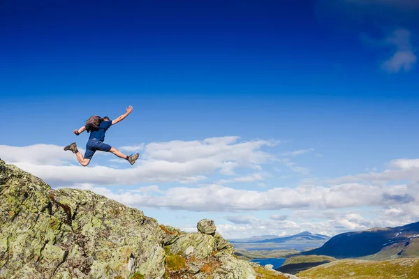 Beau paysage de montagne avec homme sautant sportif — Photo