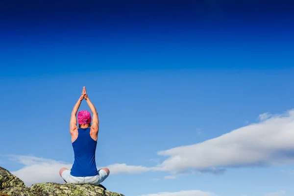 Young woman is practicing yoga high in the mountains — Stock Photo, Image