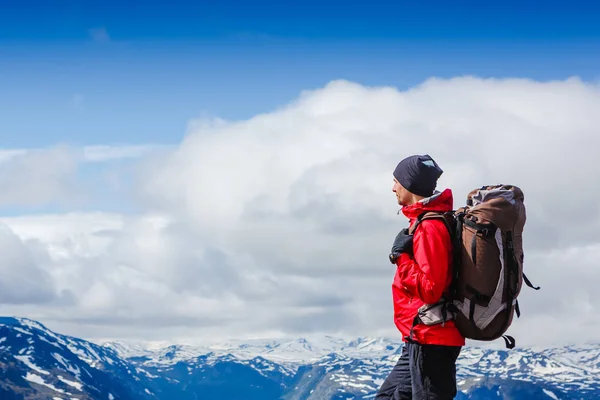 年轻男子在山中的徒步旅行。Besseggen 的脊。Yotunheimen 国家公园。挪威 — 图库照片