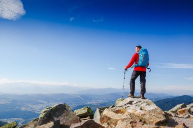 Dağlarda trekking genç sportif uzun yürüyüşe çıkan kimse. Spor ve aktif yaşam