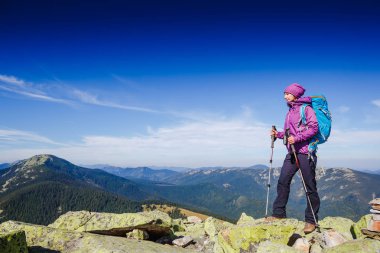 Kadın yolcunun sırt çantası hiking dağlarda ile