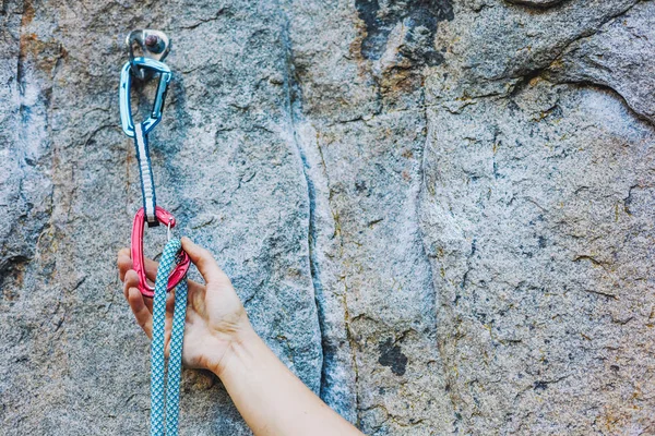 Los escaladores sostienen y tiran rápido —  Fotos de Stock