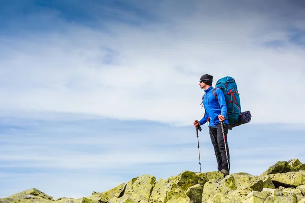 Joven excursionista deportivo trekking en las montañas. Deporte y vida activa —  Fotos de Stock