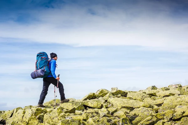 Caminhante trekking nas montanhas. Desporto e vida activa — Fotografia de Stock