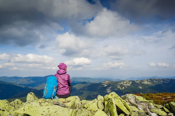 Nő utas a hátizsák a túrázás, a hegyek és a szép nyári táj — Stock Fotó